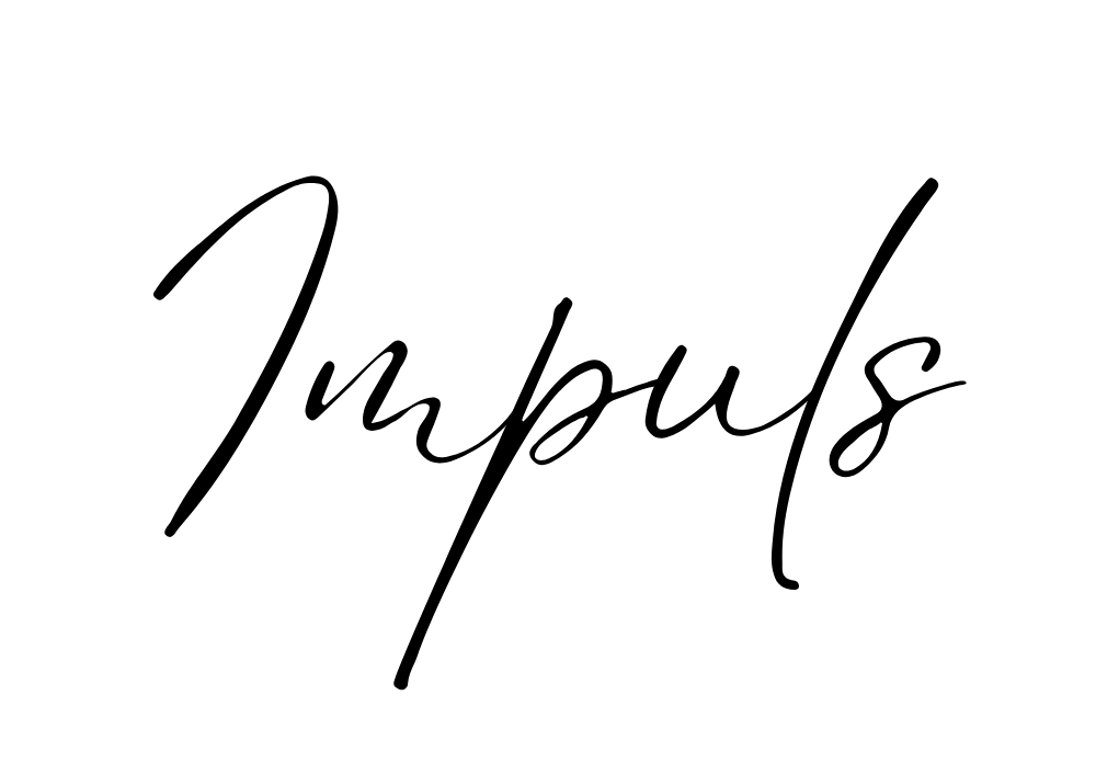 Bild zeigt Thea Pfeiffer bei der Auswahl von Kleidung für ein Stil-Coaching